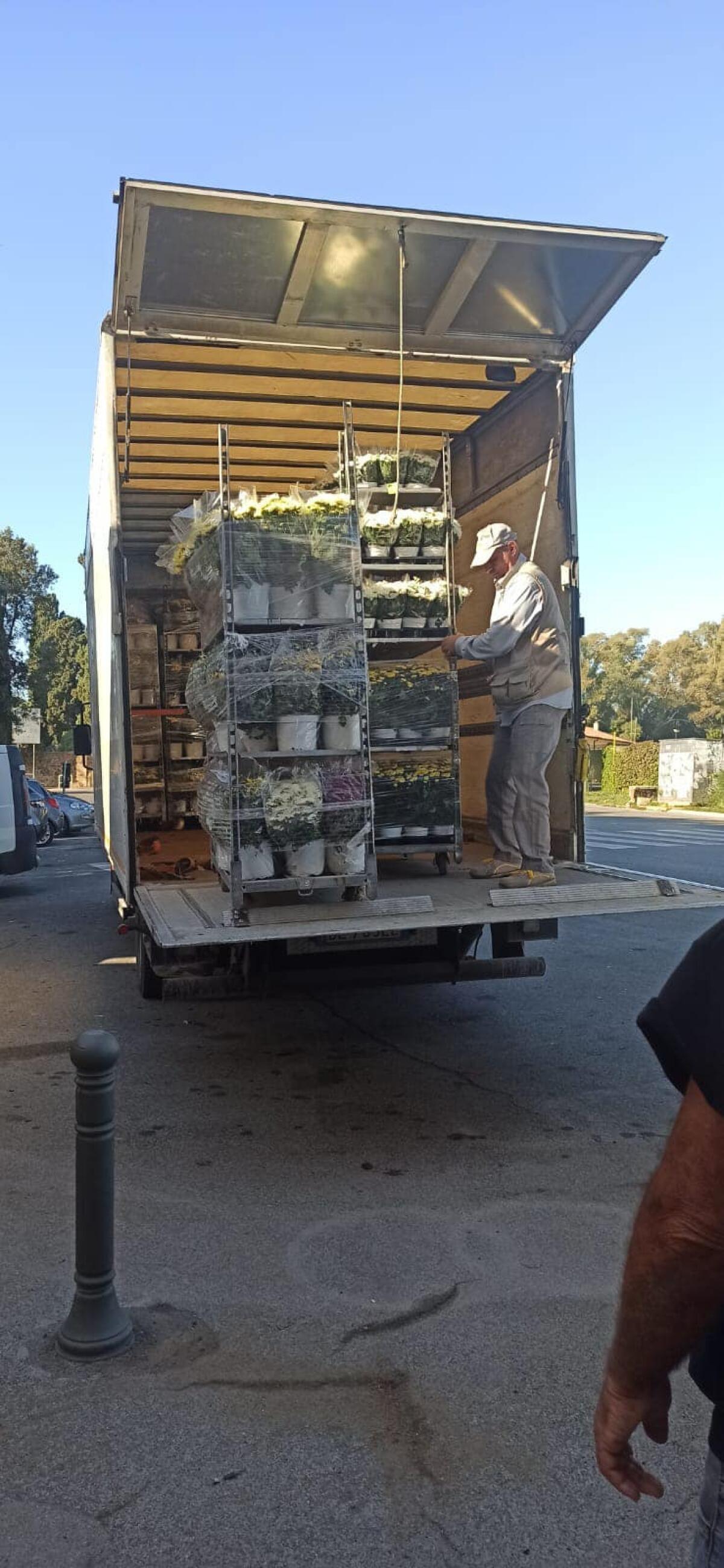 Pulizia straordinaria al cimitero di Nettuno per la commemorazione dei Defunti. Torna l’iniziativa “A nessuna tomba manchi un fiore”. - 