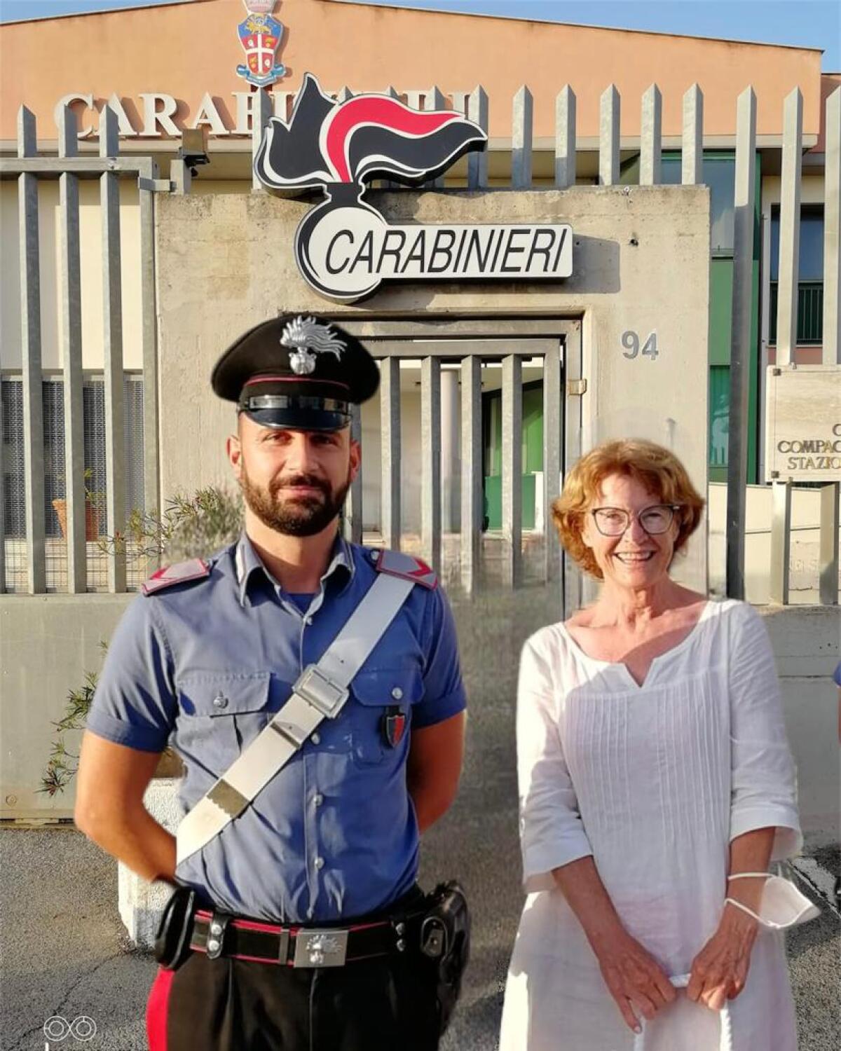 Smarrisce il portafogli e i Carabinieri la aiutano a ritrovarlo: il grazie di una turista tedesca ai militari di Terracina - 