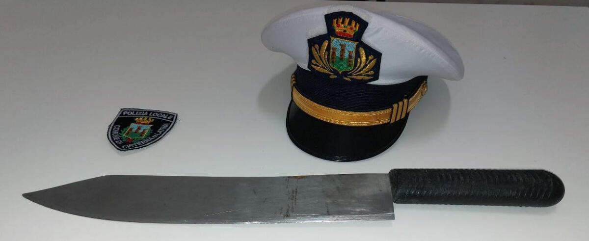 Cisterna - Nasconde un coltello nel cestino della bicicletta e va ai Servizi Sociali - 