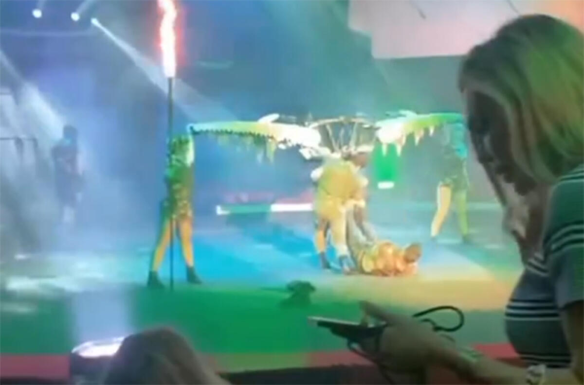 Ilary Blasi a Latina per l’International Circus Festival of Italy”: la nota show girl si presta ad un numero ad alta tensione. - 