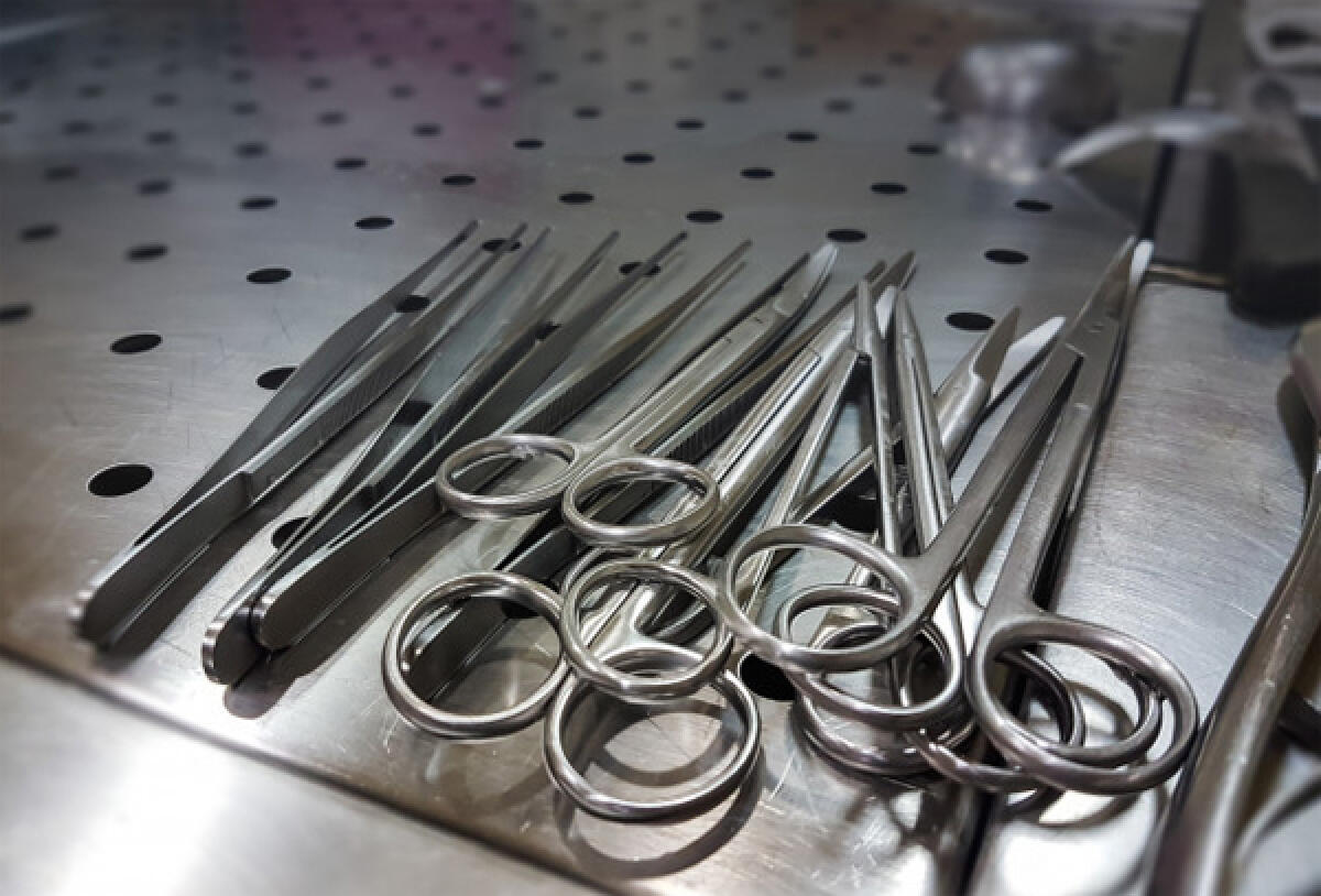 Morto in hotel a Tor San Lorenzo. Il cadavere sarà sottoposto ad autopsia per accertare le cause - 