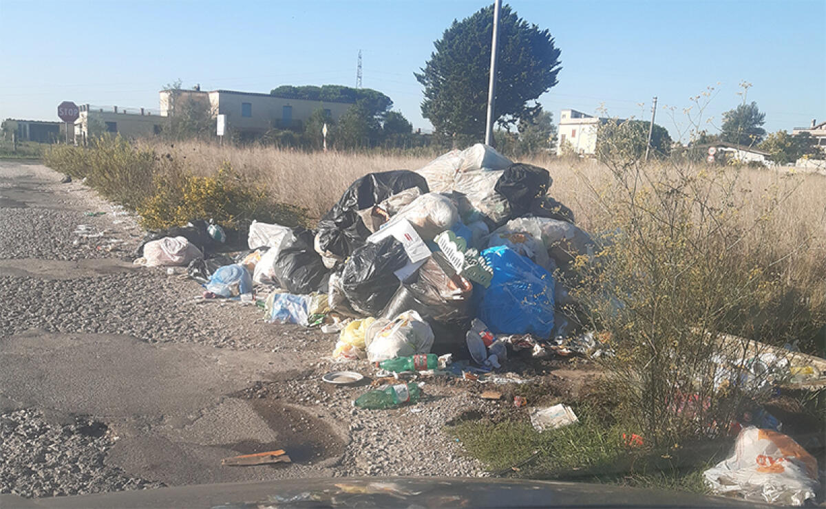 Accumuli di rifiuti nelle zona di via del Genio Civile, ad Aprilia. La segnalazione di un’ascoltatrice. - 