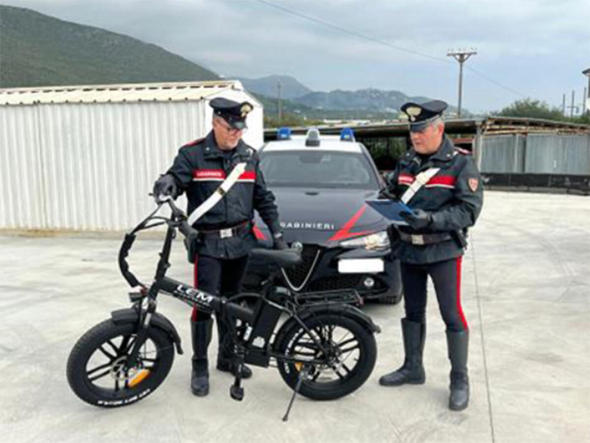 Due 18enni di Fondi denunciati dai Carabinieri: possedevano una bici elettrica con il telaio contraffatto. - 