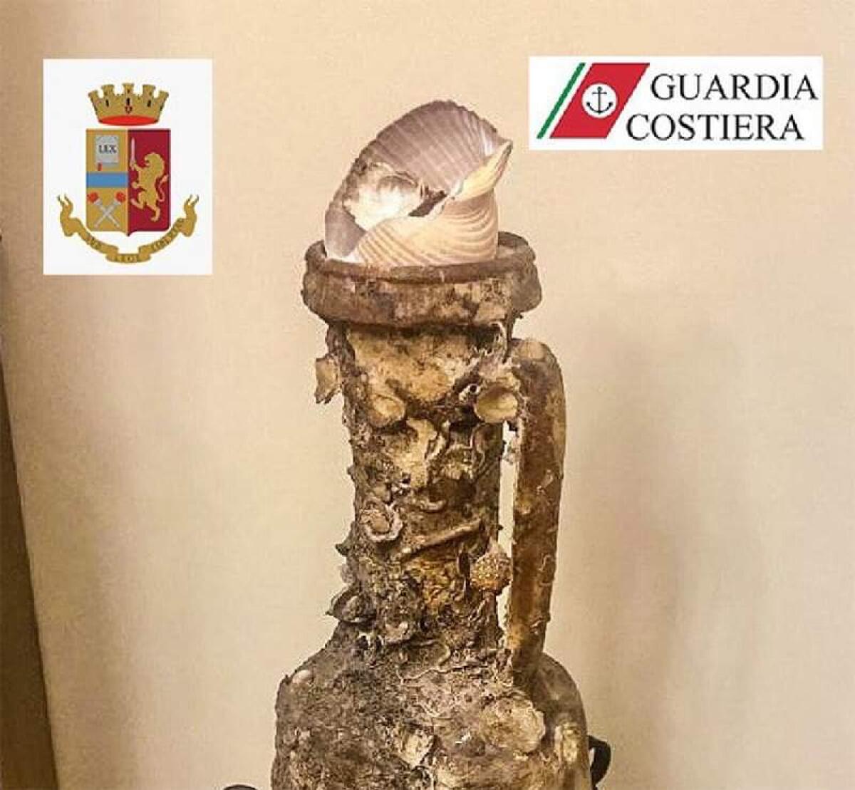 Scoperti e recuperati a Gaeta, dalla Guardia Costiera e dalla Polizia, dei reperti archeologici. - 