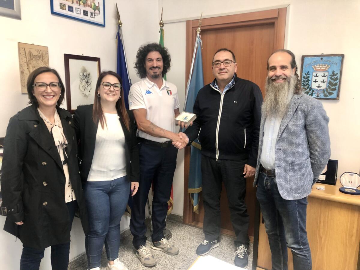 L’atleta apriliano Edoardo Biagi, della Nazionale Italiana Paralimpica di Golf, ricevuto in Comune dal Sindaco. - 
