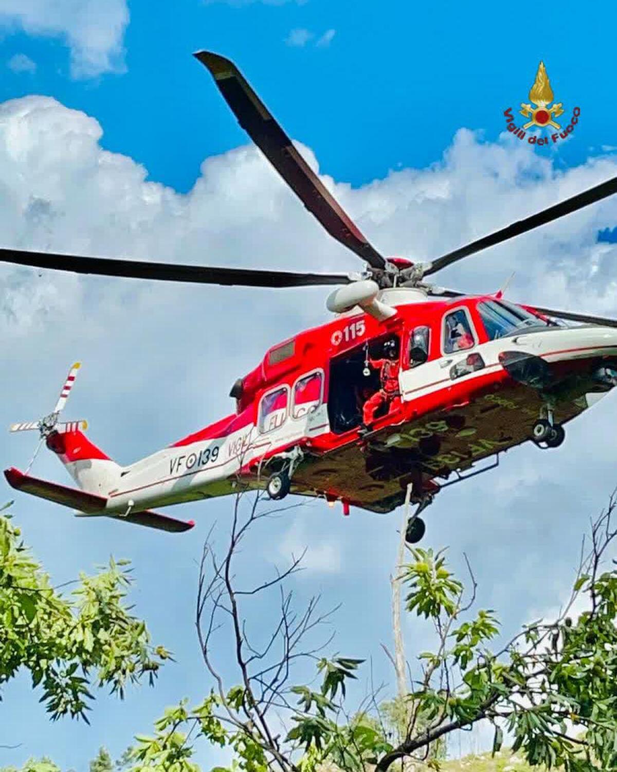Albano Laziale - I Vigili del Fuoco recuperano due escursionisti scivolati in un dirupo - 