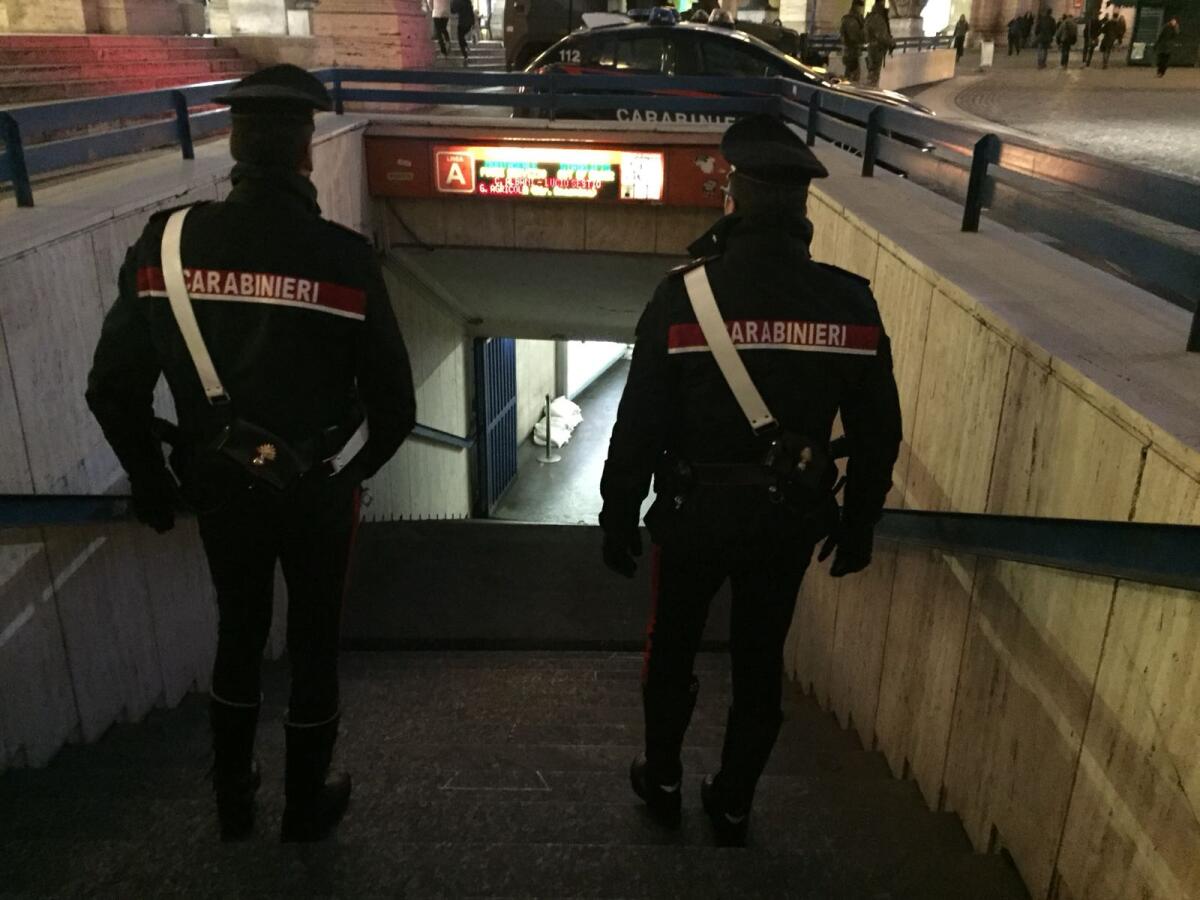 15enne rom di Aprilia ruba il portafoglio ad una turista finlandese sulla metro a Roma. Fermata dai Carabinieri. - 