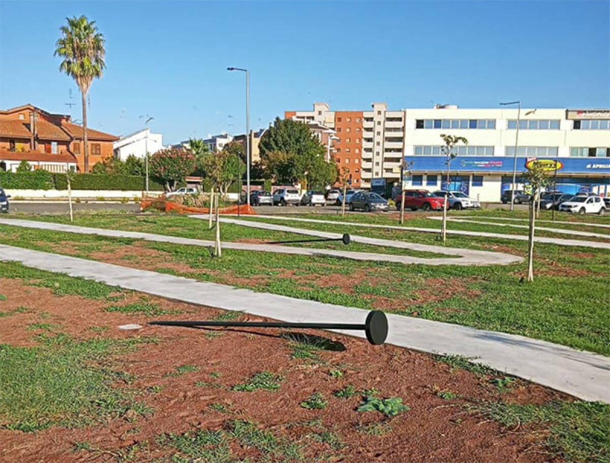 APRILIA - Danneggiati i lampioni del parco in costruzione in via Ugo La Malfa, nato in memoria di Roberto Fiorentini. - 