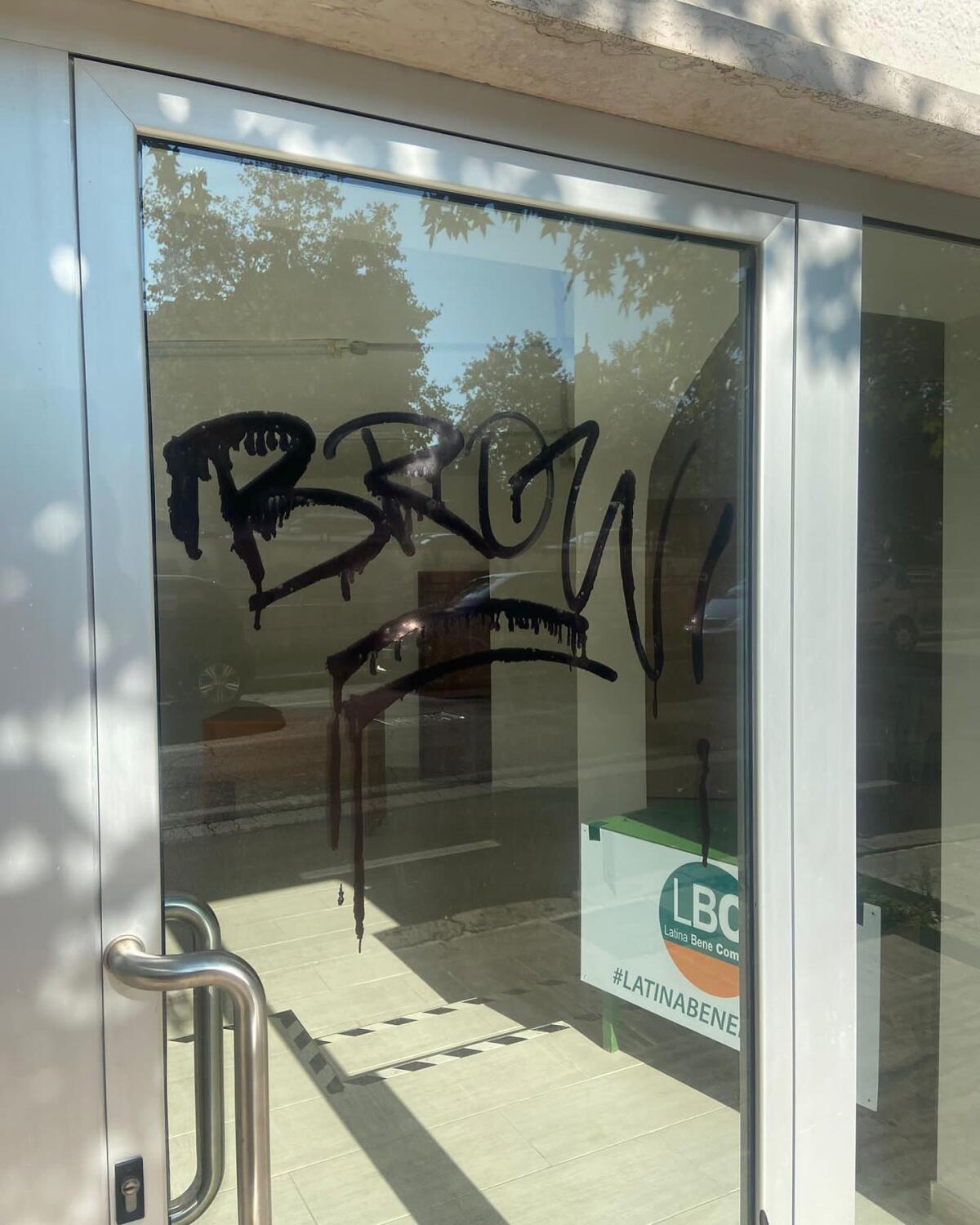 Imbrattata la sede di “Latina Bene Comune”: muri e vetri ricoperti di vernice spray. - 