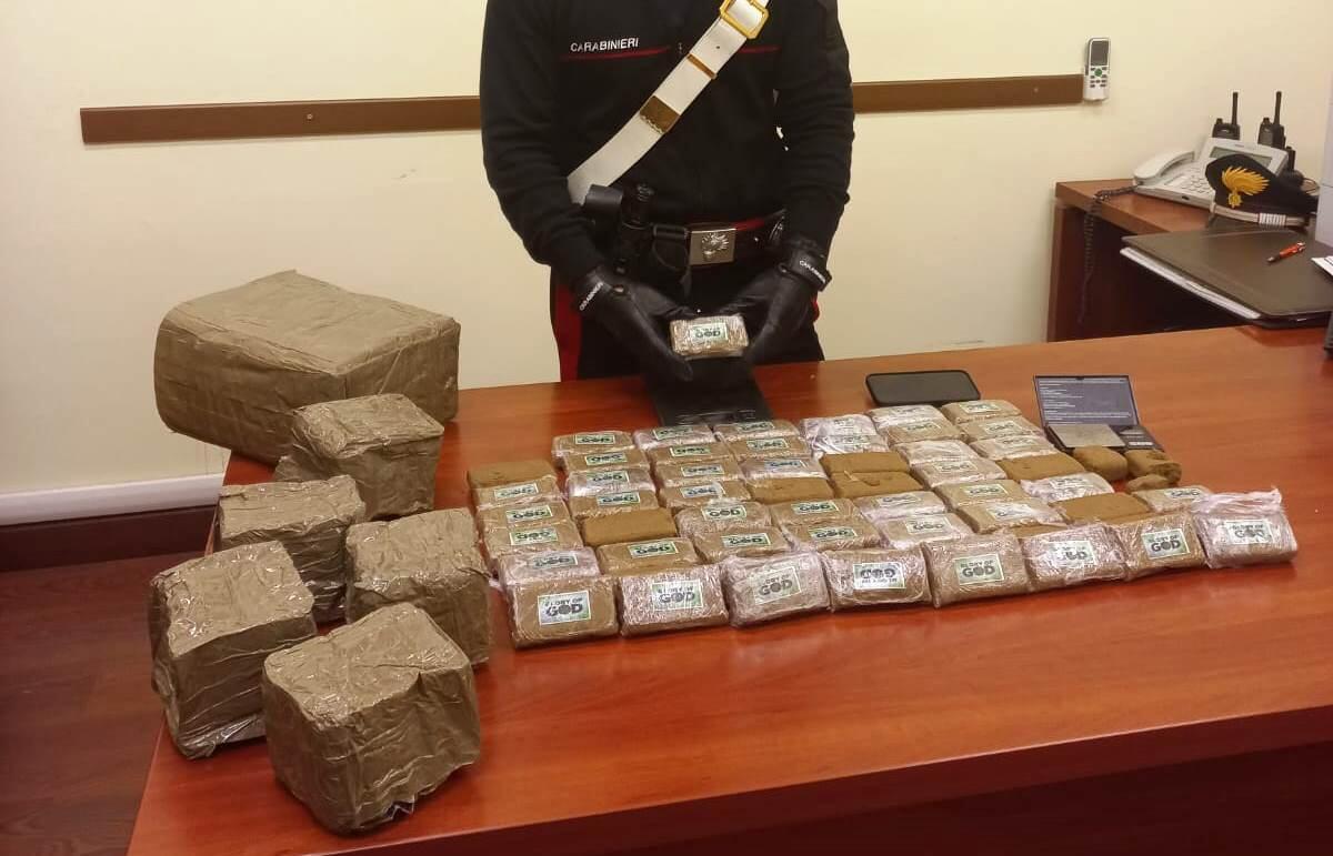 Nascondeva 60 panetti di hashish in auto: 22enne arrestato dai Carabinieri a Colleferro. - 