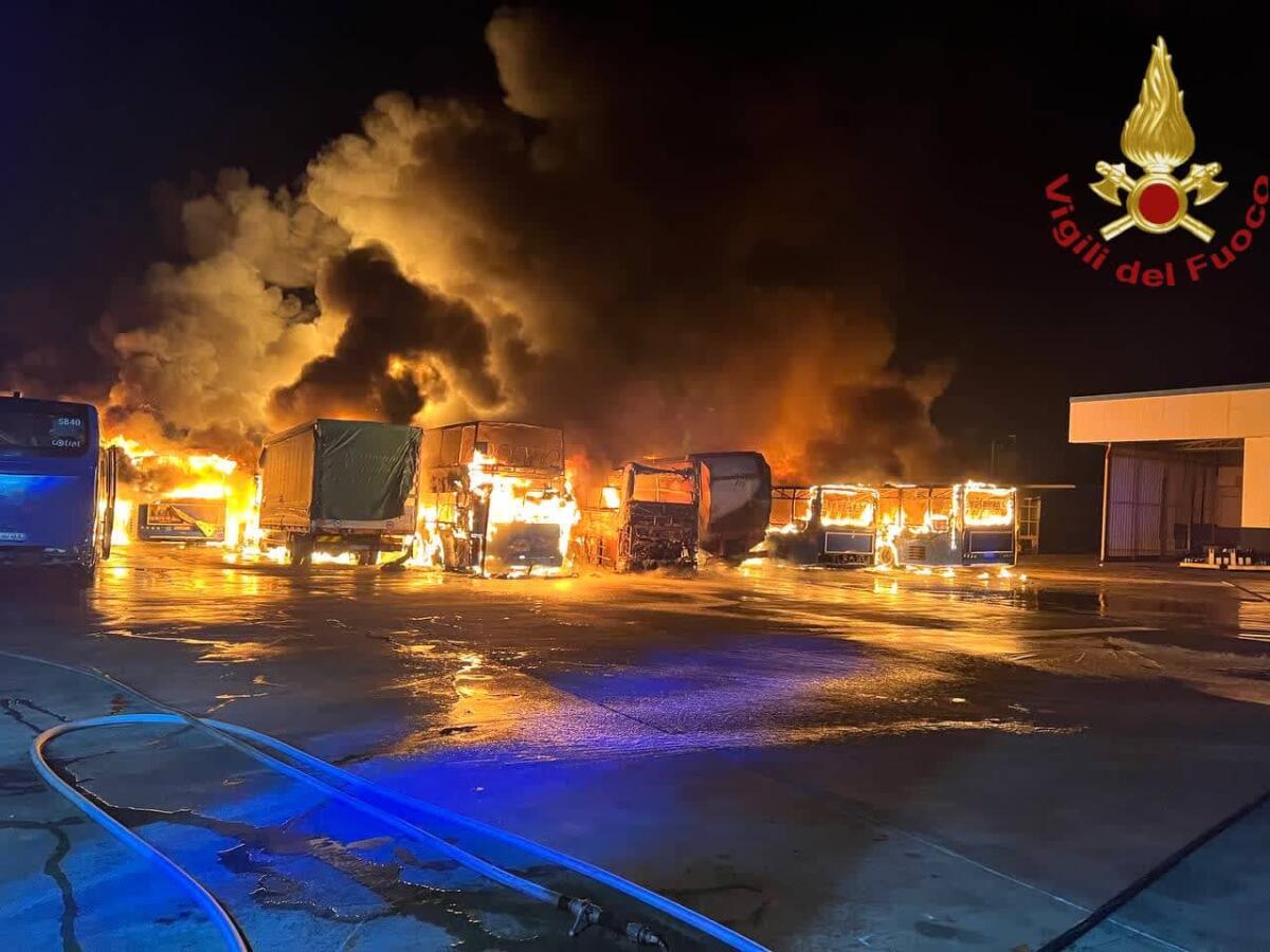 Vasto incendio, dopo una serie di esplosioni, in un’officina nella zona di Piscina Cardillo, a Nettuno: 20 mezzi distrutti dalle fiamme. - 