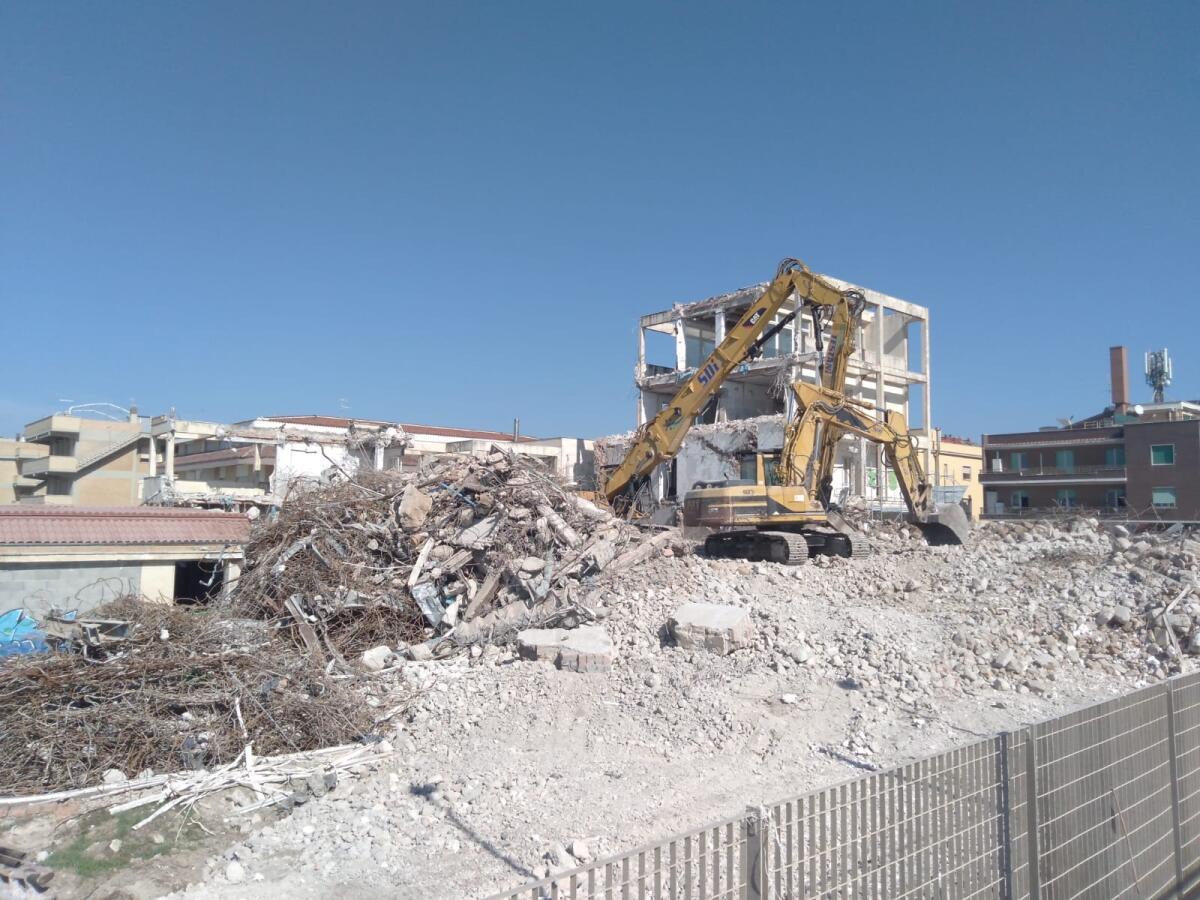 Futuro di piazza Ungheria a Torvajanica dopo l’abbattimento dell’ecomostro: 260 mail di cittadini per proporre idee e suggerimenti. - 