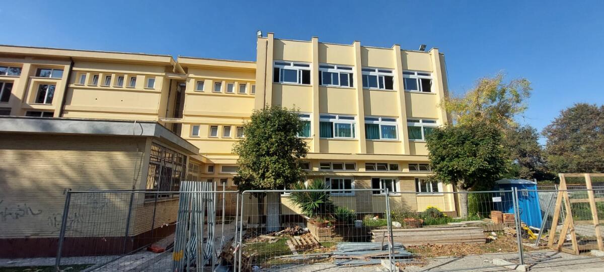 Proseguono ad Anzio i lavori per la ristrutturazione dell'edificio della scuola media di via Ambrosini. - 