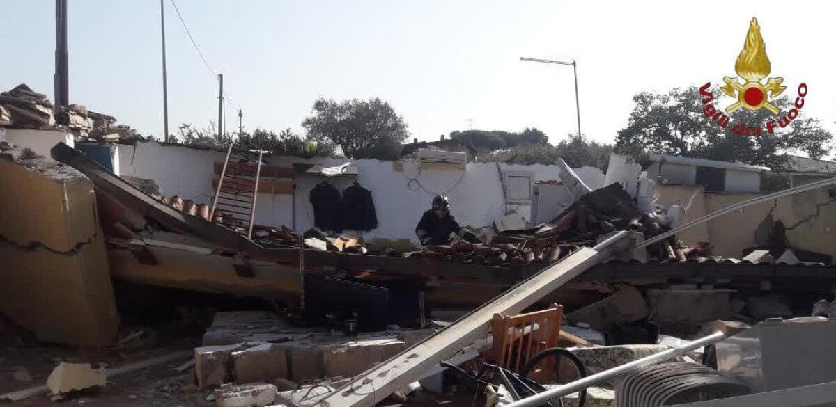 Esplosione in una villetta ad Anzio, probabilmente a causa di una fuga di gas: una donna di circa 55 anni estratta viva dalle macerie - 