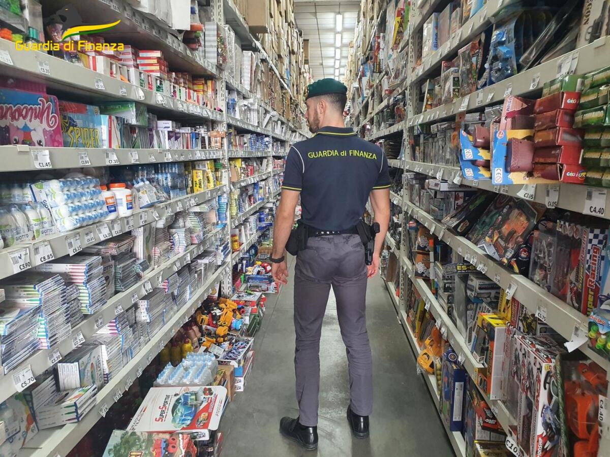 Sequestrati dalla Finanza di Roma oltre 23 milioni di articoli di cartoleria non sicuri. Sei soggetti segnalati alla Camera di Commercio. - 