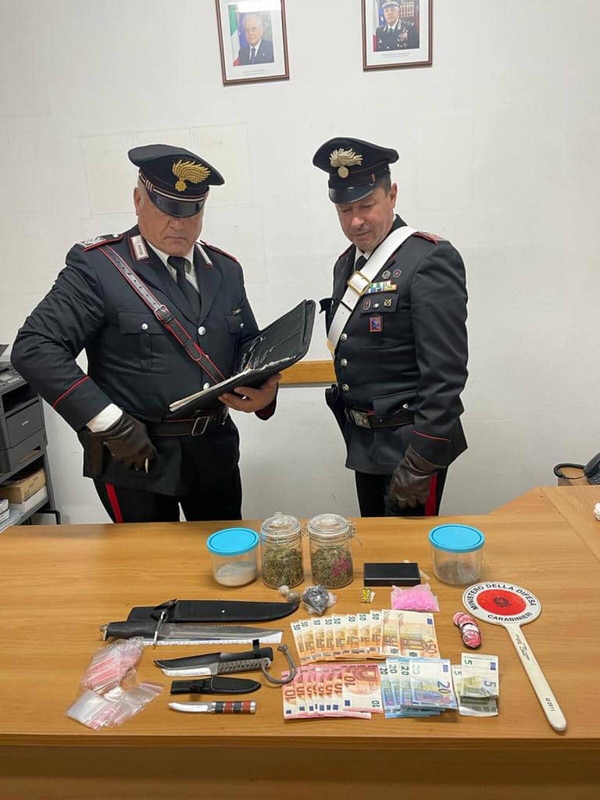 Esasperata ed impaurita per le continue minacce e percosse, denuncia il figlio spacciatore: 25enne arrestato dai Carabinieri di Cisterna. - 
