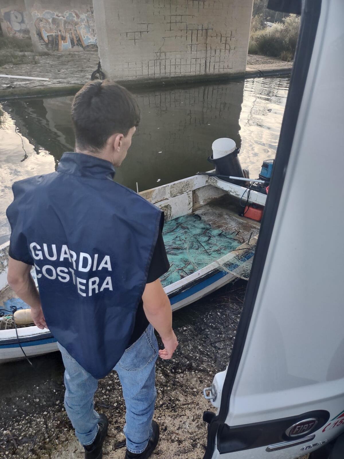 Latina - Si spacciano per pescatori sportivi, ma la Guardia Costiera li trova con una rete di mille metri - 