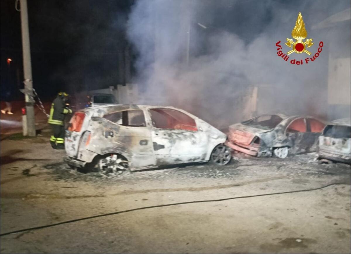 Sonnino - Fiamme nella notte. Distrutte 5 automobili - 
