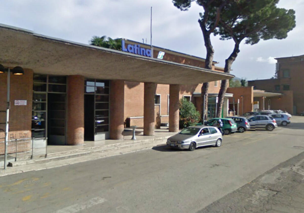 Al cellulare, in attesa del treno, viene travolto dall’Intercity Napoli-Roma alla stazione di Latina Scalo. Un ferito grave. - 