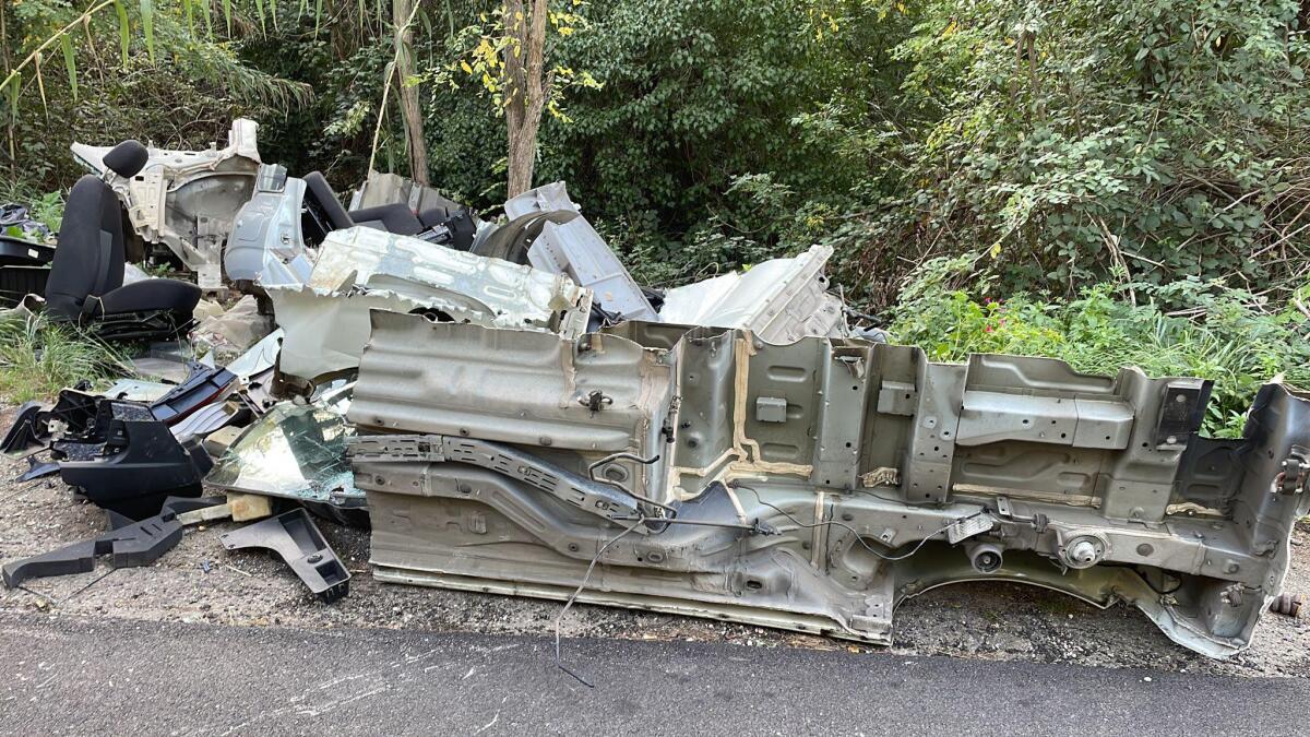 Aprilia - Pezzi di auto abbandonati lungo via Pontina Vecchia, "Uno scempio" - 