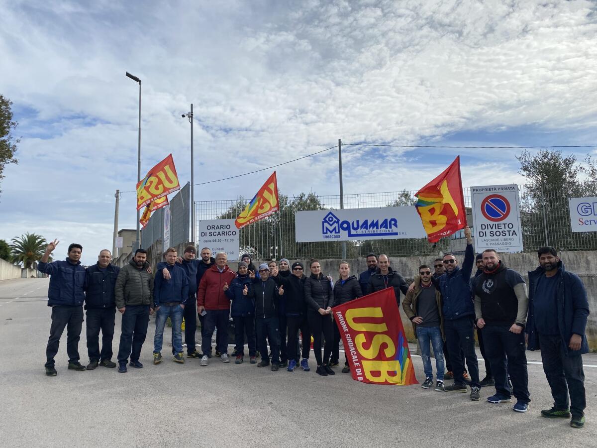 Aprilia - “Sottopagati e al lavoro in condizioni precarie”, lo sciopero degli operai del gruppo Sda Acqua&Sapone - 