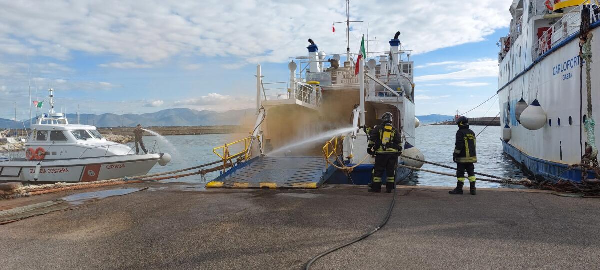 Esercitazione antincendio della Guardia Costiere al porto di Terracina. - 