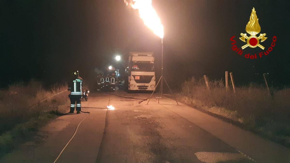 Autocisterna piena di gpl ribaltata in strada. Posticipata la riapertura al traffico di via Selciatella, ad Aprilia. - 