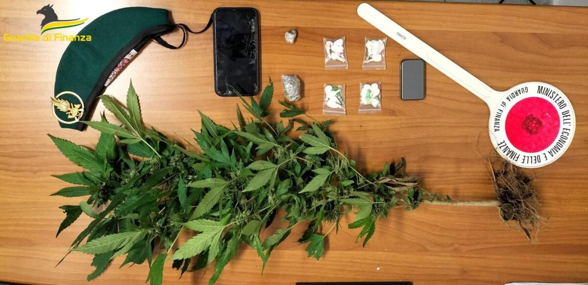 Formia - Più di un etto e mezzo di droga, tra cocaina, hashish e marijuana. 21enne arrestato dai finanzieri - 