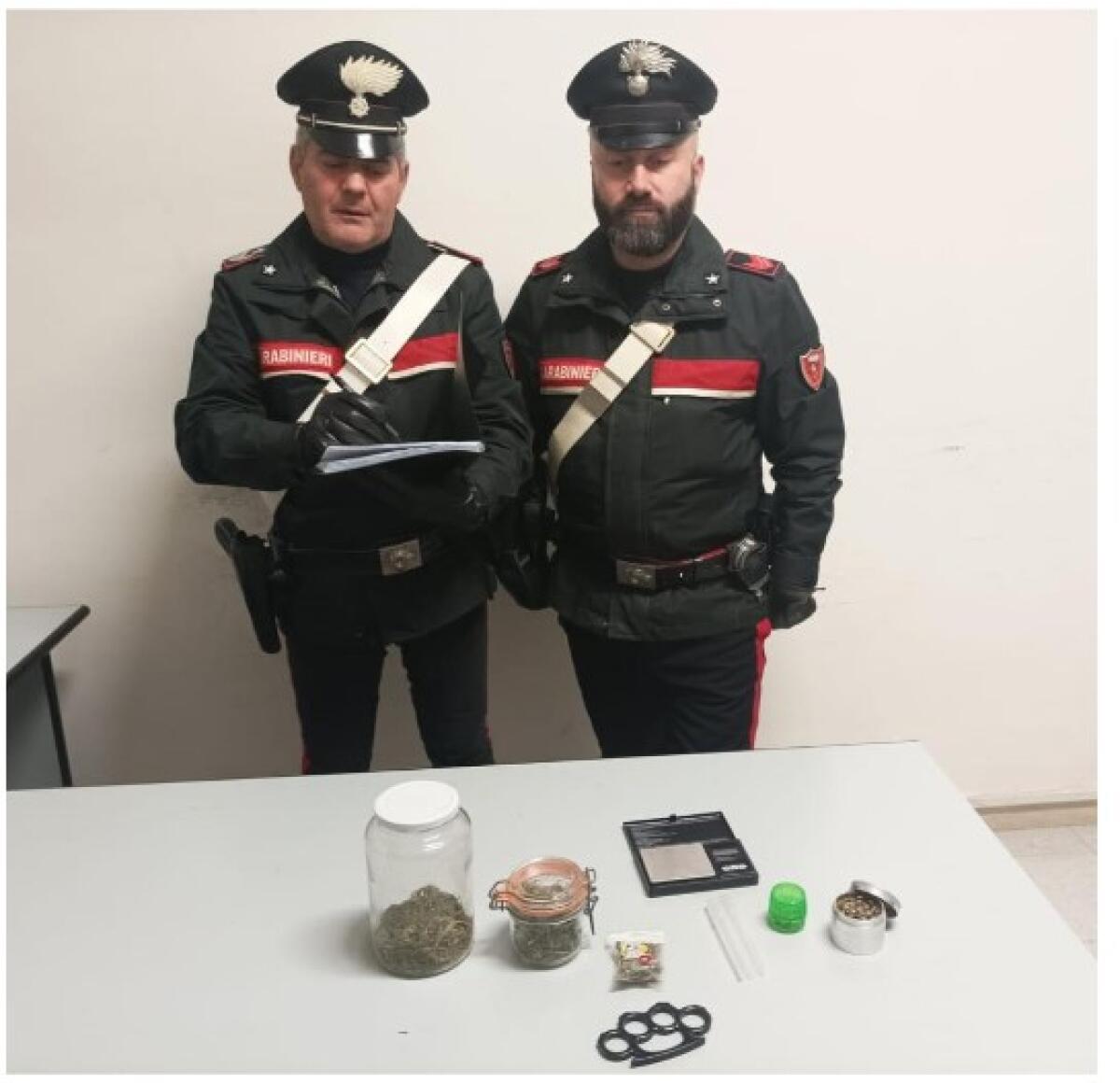 Sud Pontino - Denunciato un 21enne di Formia. In casa aveva marijuana e un tirapugni di ferro - 