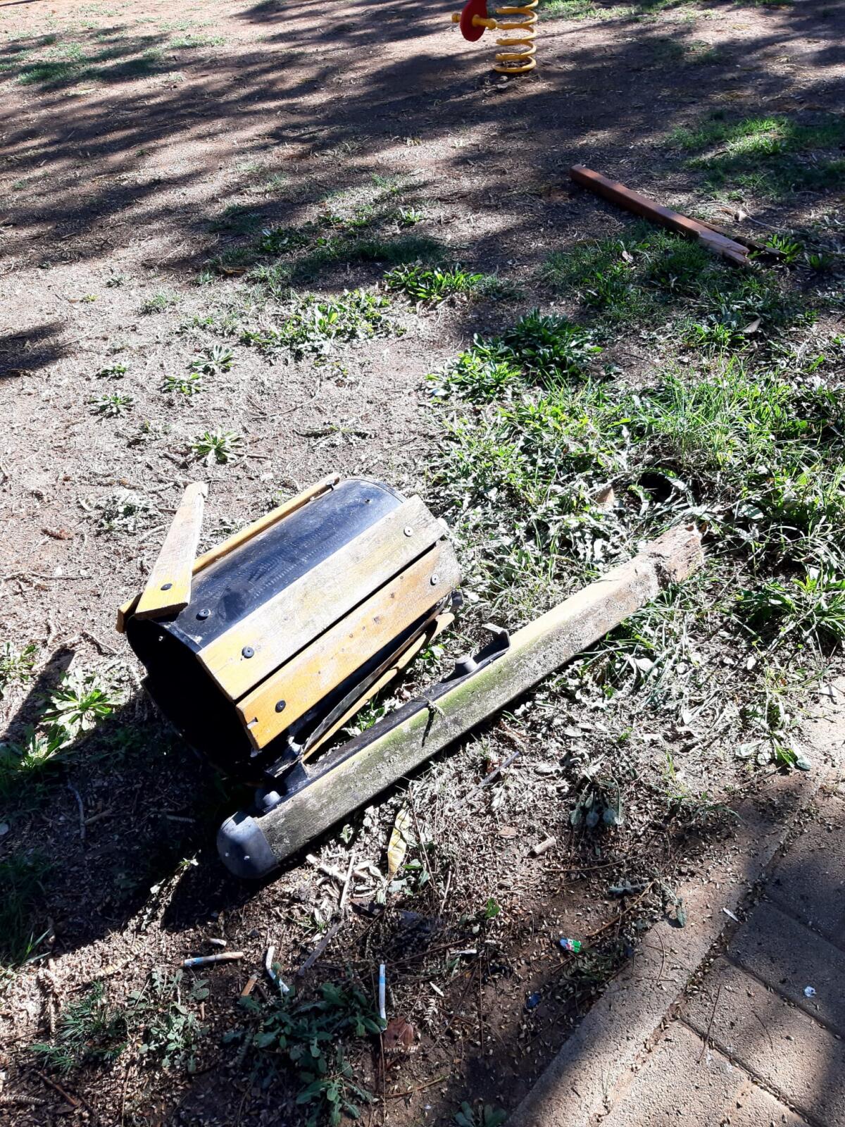 Aprilia - Vandali e incivili, danni al Parco Friuli e c’è chi oltrepassa la recinzione del cantiere sfidando i pericoli. Il comitato: ”Vogliamo le telecamere” - 