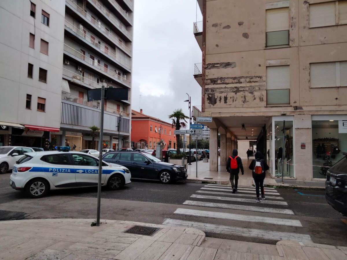 Disagi in centro a Latina per il maltempo: cadono calcinacci da una palazzina. - 