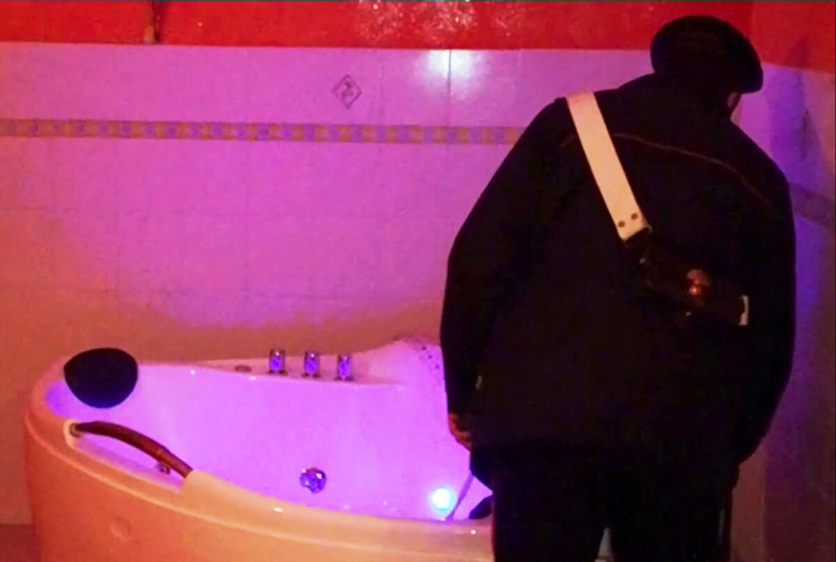 Scoperti 4 centri massaggi cinesi, uno era a Pomezia. I Carabinieri arrestano 2 persone. - 