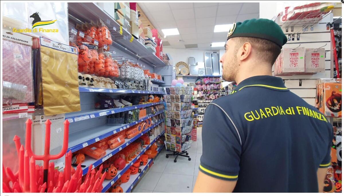 (VIDEO) Oltre 30 milioni di decorazione e addobbi non sicuri sequestrati dalla Guardia di Finanza di Roma. 8 cinesi segnalati alla Camera di Commercio - 