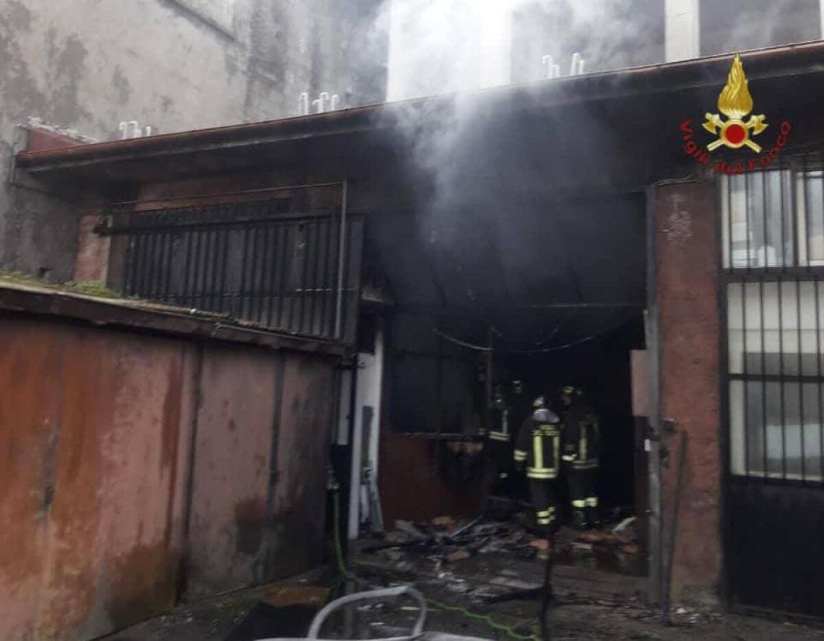 Magazzino completamente distrutto dalle fiamme a Rocca di Papa, ai Castelli. Le cause sono da stabilire. - 