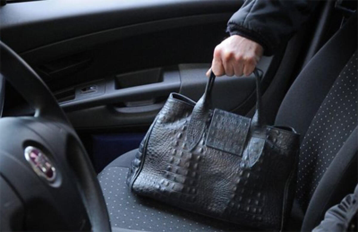 Rubano una borsa dall’auto di una donna, davanti ad un supermercato. I Carabinieri denunciano un 38enne. - 