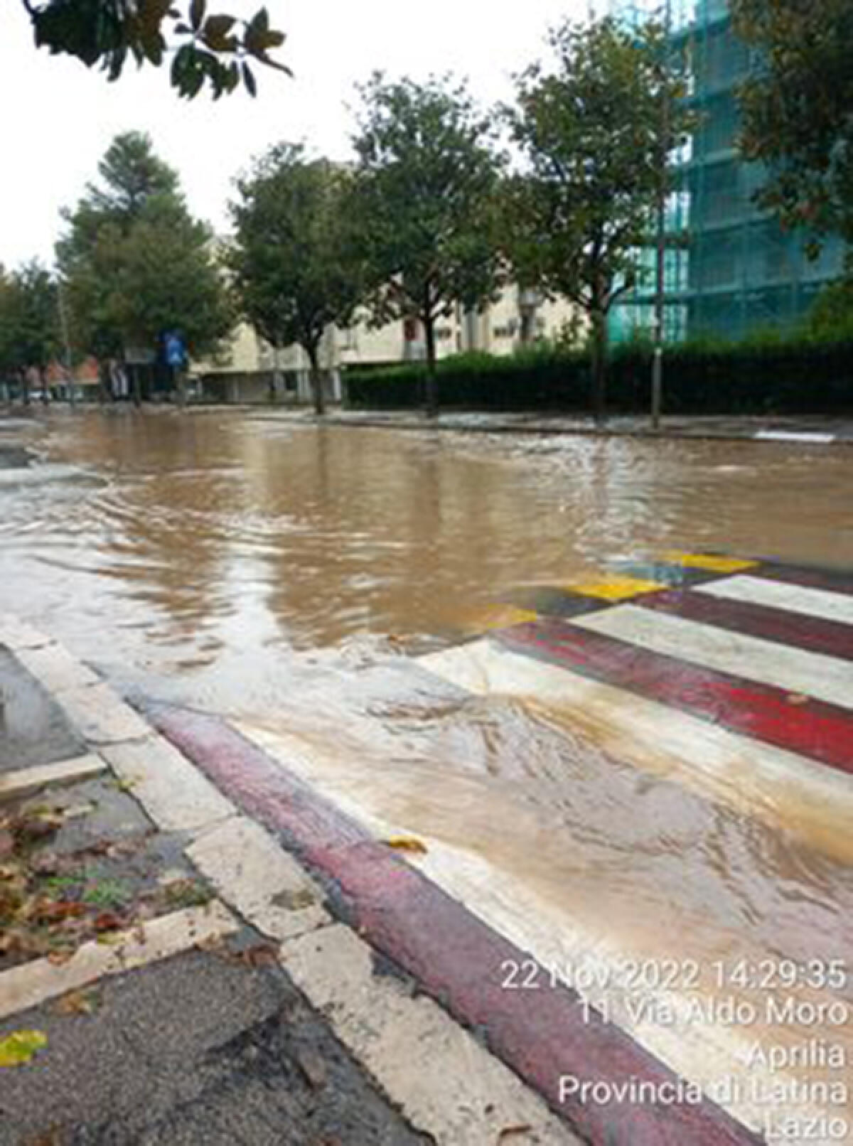 Fallimentari i lavori di regimentazione delle acque meteoriche  in via Aldo Moro, ad Aprilia. La situazione oggi. - 