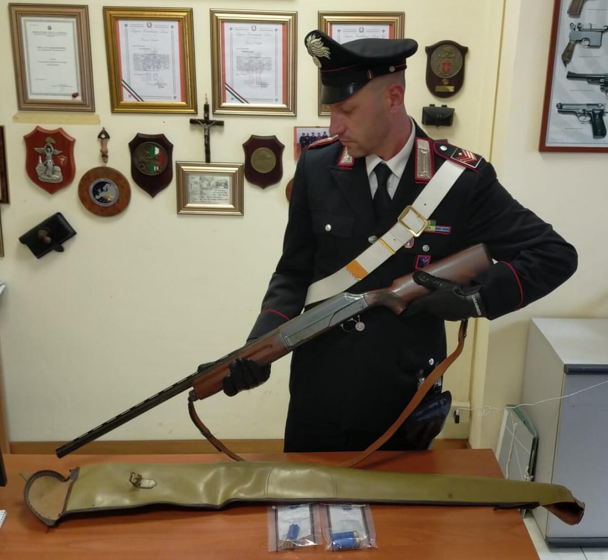 Anzio - Si spara accidentalmente ma simula un agguato. denunciato dai carabinieri - 