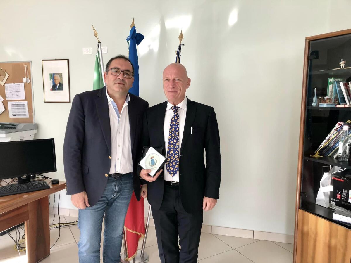 APRILIA - Il professor Vitti lascia la guida del Rosselli. Il saluto del sindaco Terra - 