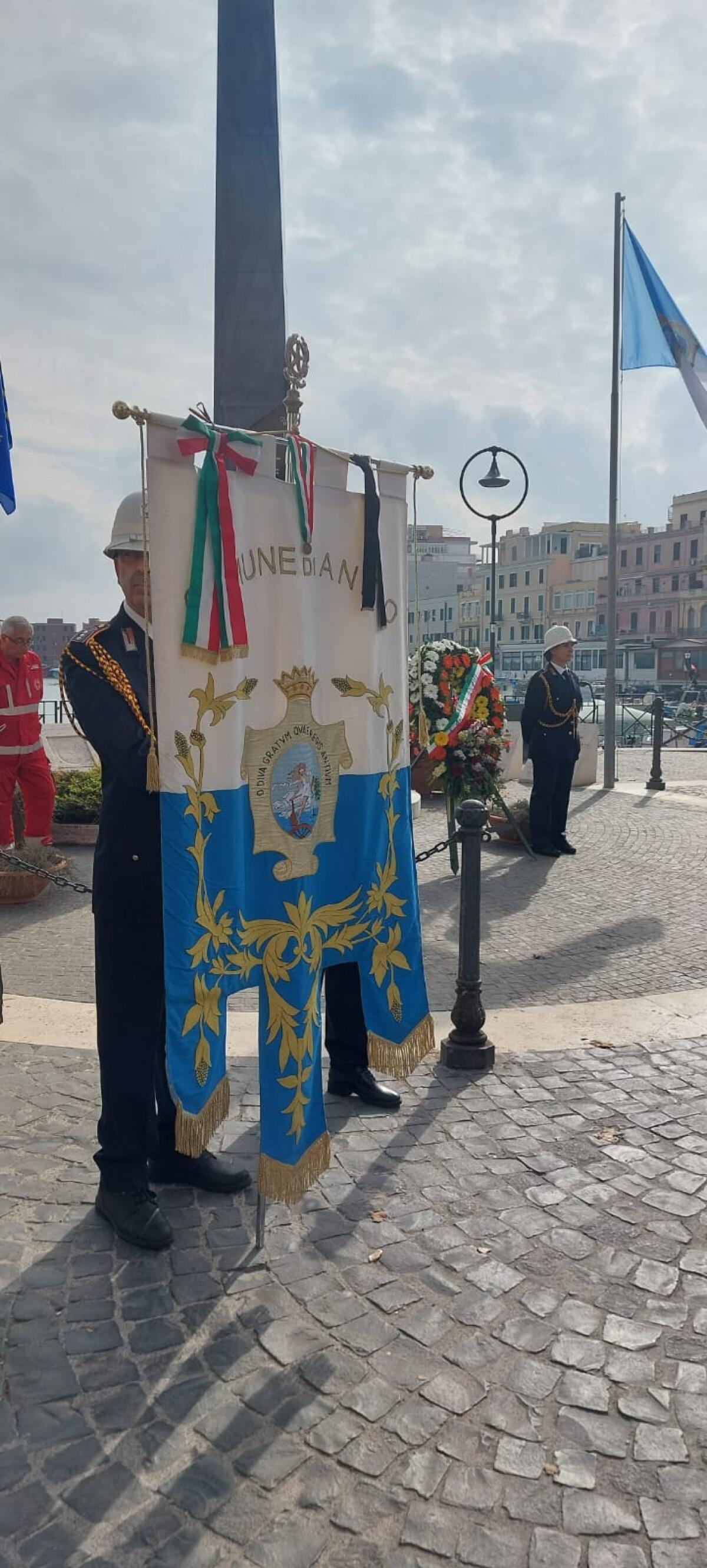 2 novembre - La Città di Anzio, con la deposizione di omaggi floreali al cimitero civile e ai cimiteri di guerra del territorio, ha commemorato tutti i defunti - 