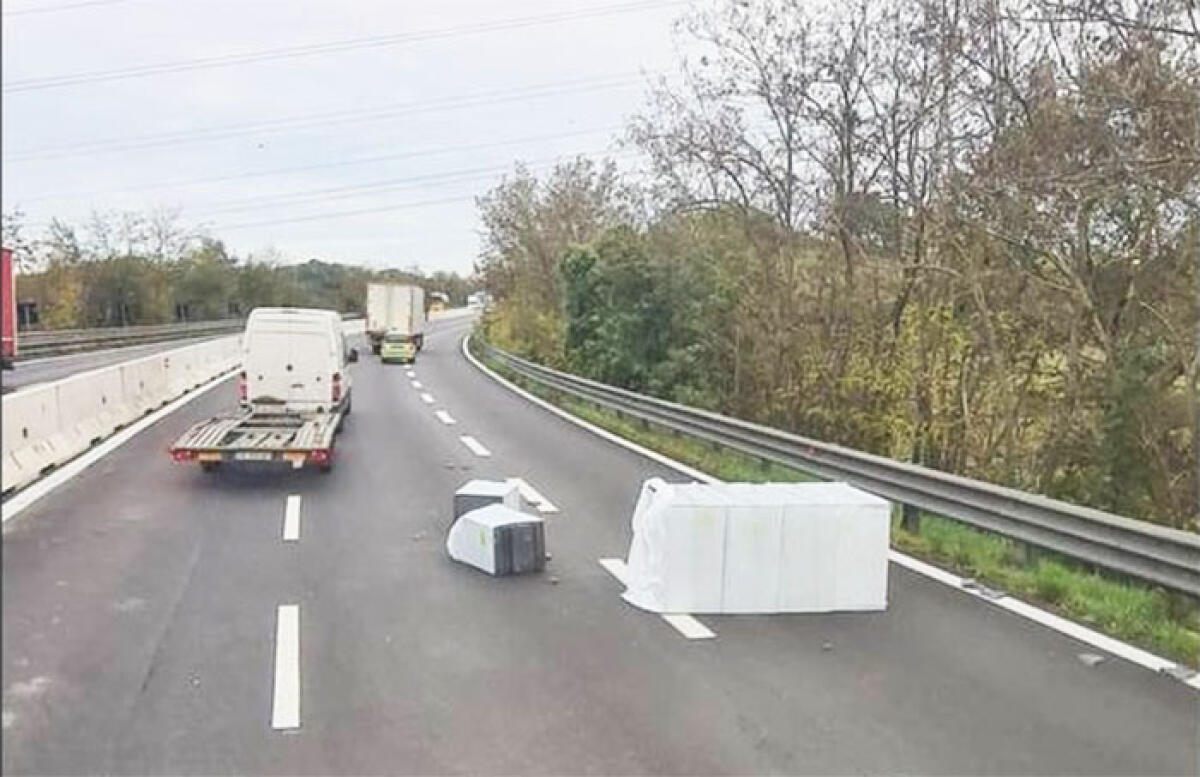 Un mezzo pesante disperde il carico sulla Pontina. - 