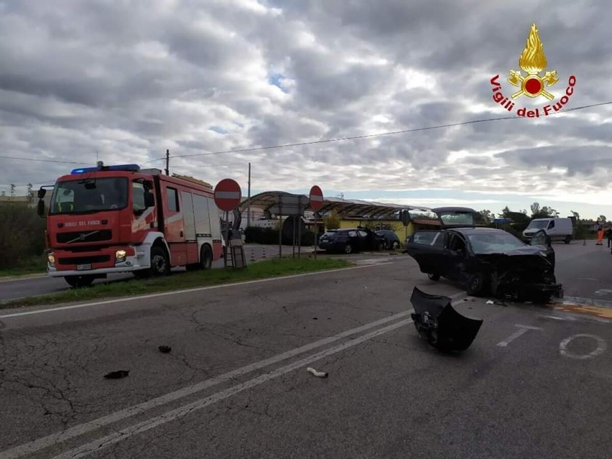 Incidente sulla Pontina, a Sabaudia: intervengono i vigili del fuoco. - 