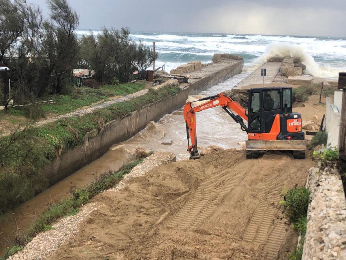 Cedimento della spalla destra del canale di Caterattino, a Sabaudia: iniziati i lavori di ripristino. - 