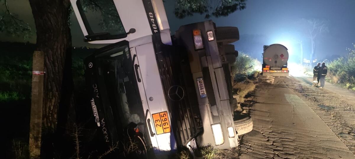 Autocisterna carica di gpl si ribalta lungo via Selciatella ad Aprilia. Operazione di travaso ancora in corso. VIDEO - 