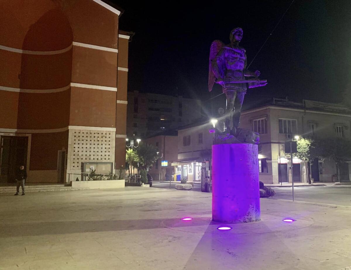 “Facciamo luce sul Tumore al Pancreas”: ad Aprilia la statua di San Michele questa sera sarà illuminata di viola. - 