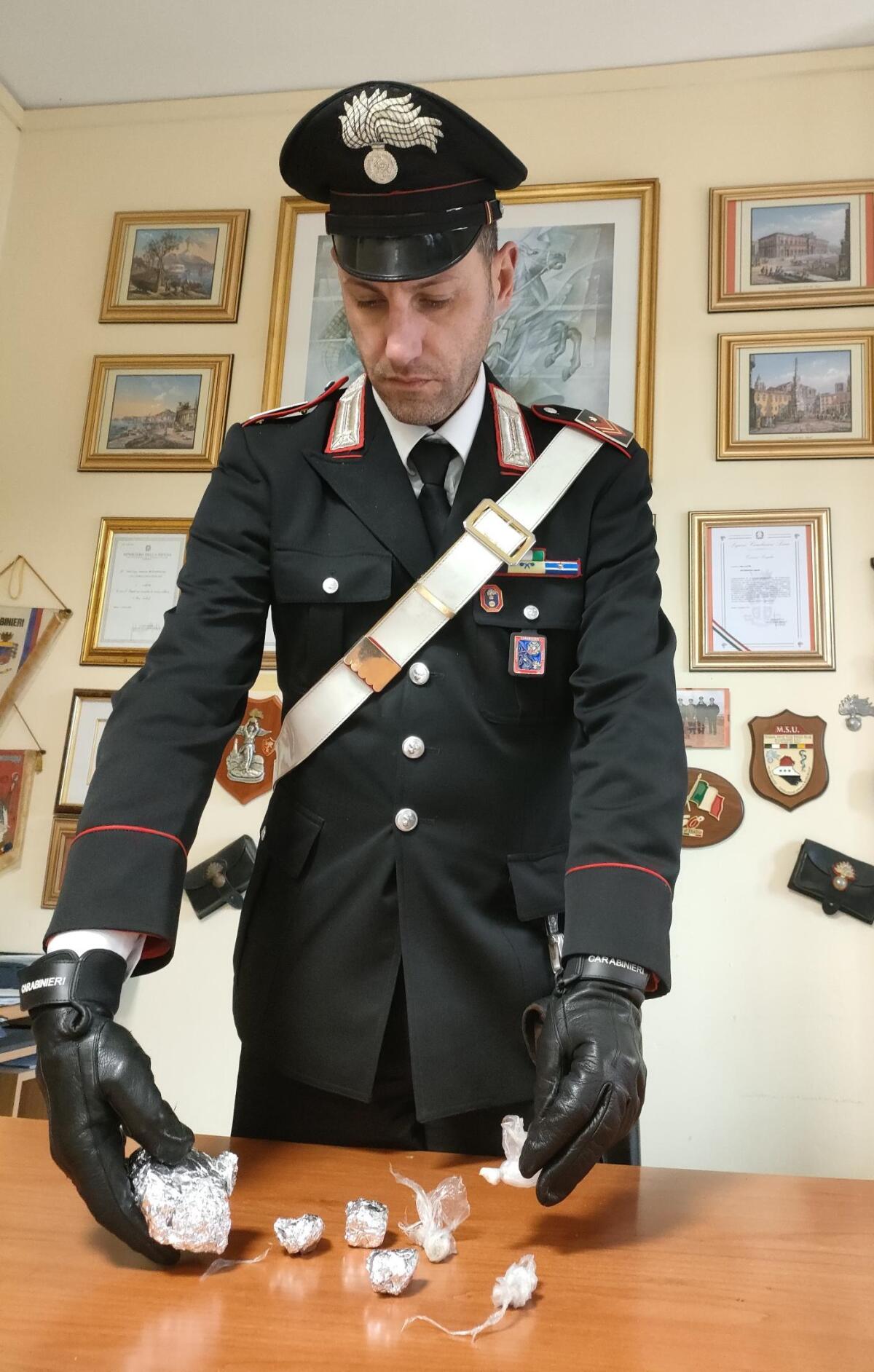 Coca dal finestrino e fuga. I Carabinieri li arrestano - 