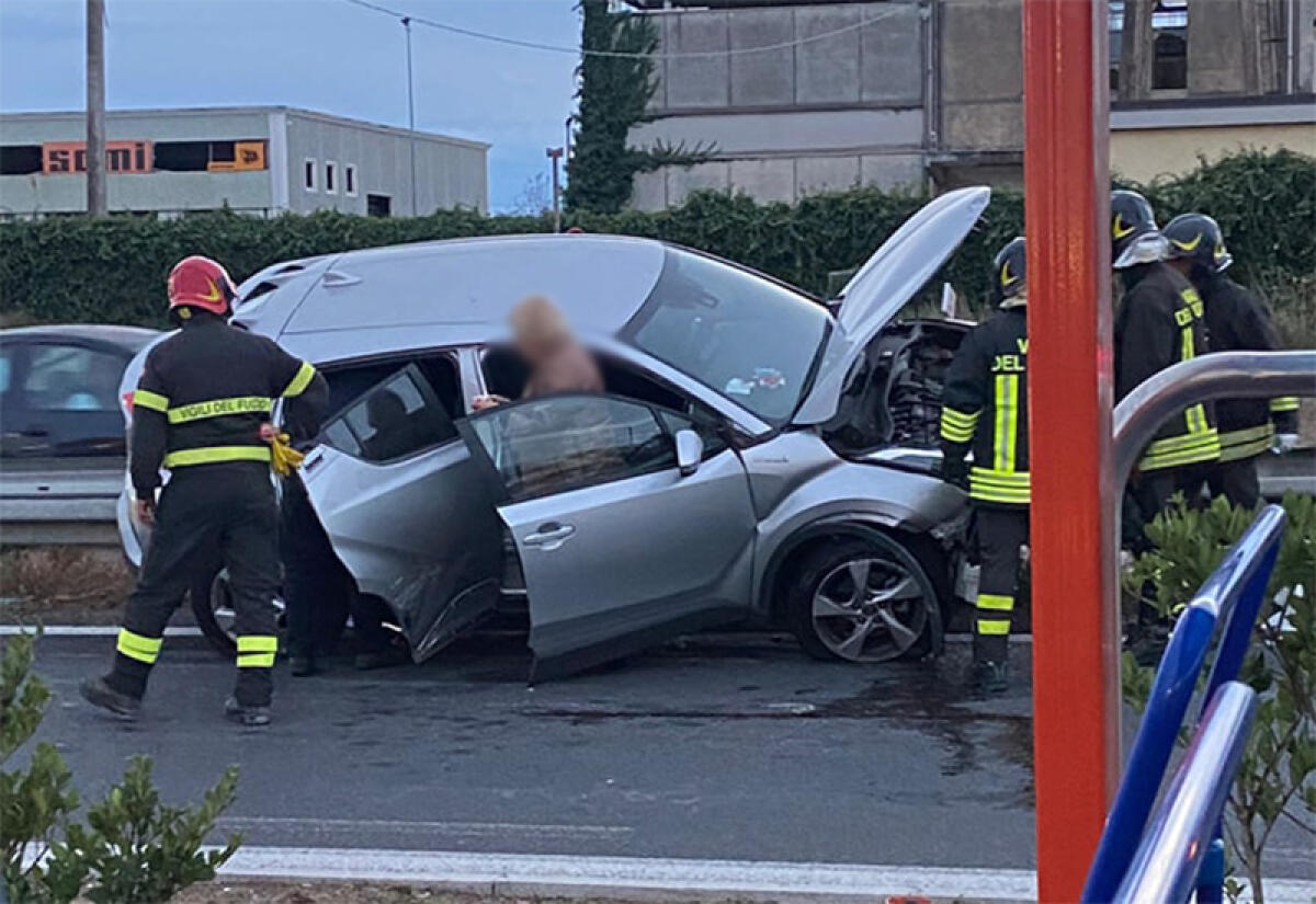 Un’auto finisce sopra il guadrail sulla Pontina, ad Aprilia. Un ferito lieve. - 