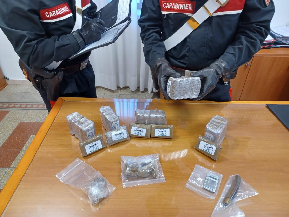 Ladispoli - Più di tre chili di hashish in casa: arrestati un 23enne e un 27enne del posto - 
