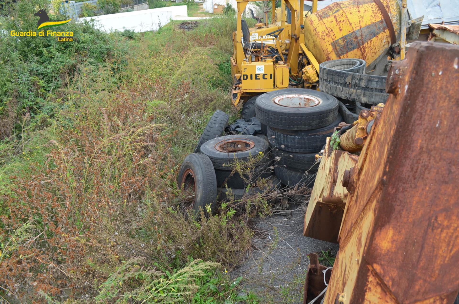 Galleria 1 del post: Scoperta dalla Finanza di Terracina un’enorme discarica abusiva nel Comune di Sonnino. Sequestrata un’area di 5mila metri quadri.