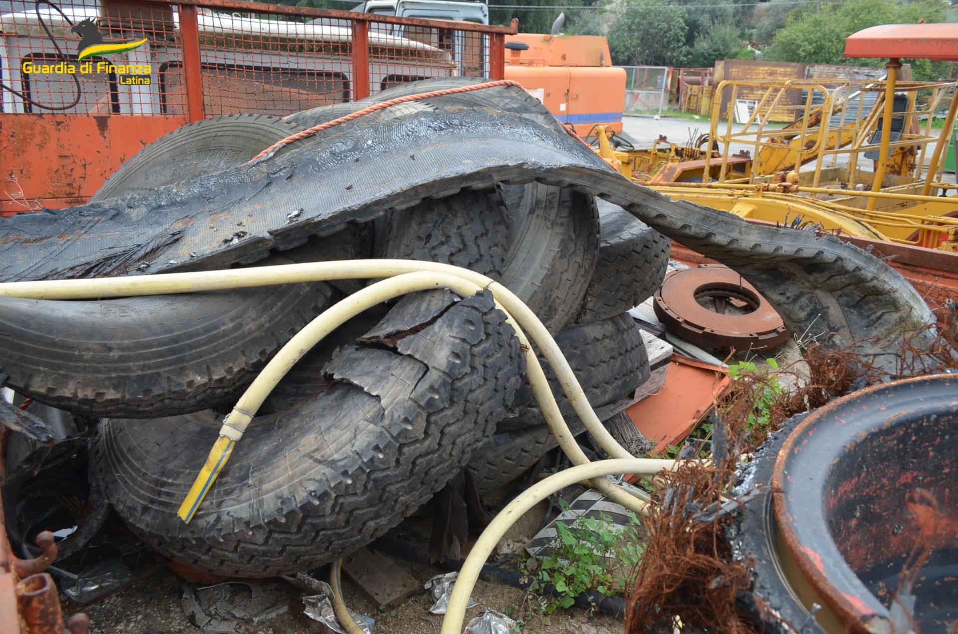 Galleria 1 del post: Scoperta dalla Finanza di Terracina un’enorme discarica abusiva nel Comune di Sonnino. Sequestrata un’area di 5mila metri quadri.