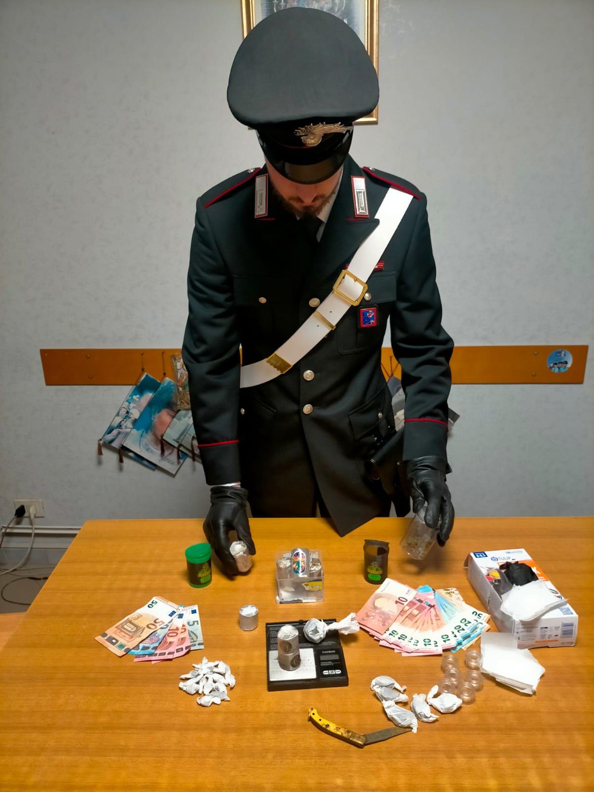 Tradito dal forte odore dell'hashish, arrestato un operaio di 26 anni - 